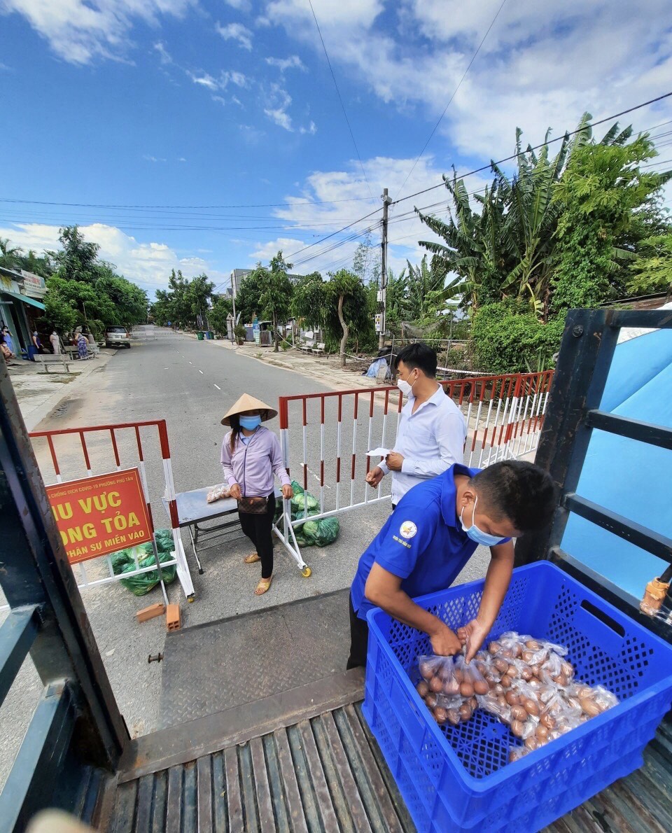 Chính quyền phường Phú Tân khẳng định luôn cung cấp đầy đủ nhu yếu phẩm thiết yếu, không để ai thiếu đói trong khu phong tỏa trên địa bàn phường